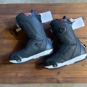 DC Mora Step On Snowboard Boots · Women's · 2022
